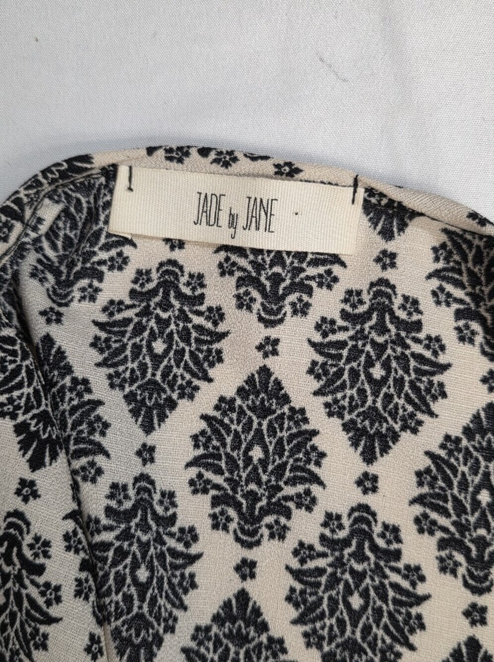 Jade By Jane V-Neck Long Sleeve Blouse in Cream and Black Size Medium - Picture 3 of 9
